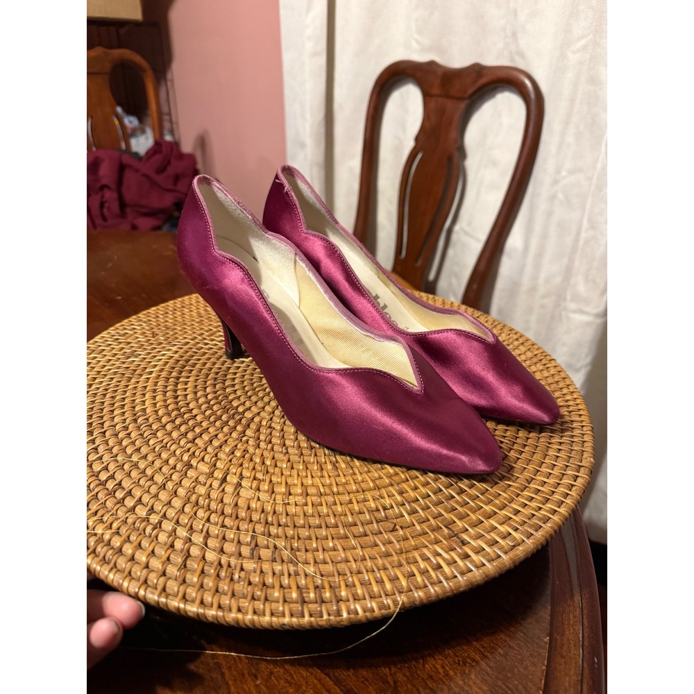 Dyeables Magenta Pink Satin Scalloped V-Cut Pointed Toe Vintage Heel Pumps 9.5